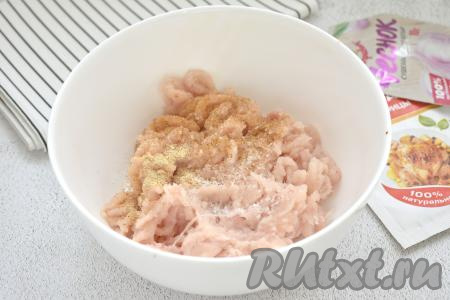 Фарш для формирования наггетсов я приготовила в домашних условиях, пропустив куриное филе через мясорубку, но можно использовать и куриный фарш, купленный в магазине. Выкладываем фарш в миску, солим и приправляем специями по вкусу (в качестве специй я добавила немного сушёного чеснока и 0,5 чайной ложки приправы для курицы).