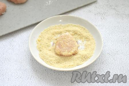 Теперь обваливаем наггетсы в панировочных сухарях.
