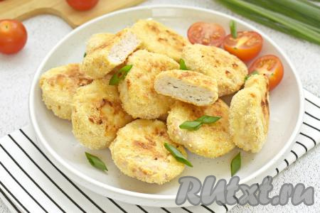 Аппетитные наггетсы из куриного фарша, хрустящие снаружи и нежные внутри, достаём из духовки и горячими подаём к столу, дополнив любимым соусом, гарниром или салатом из свежих овощей.