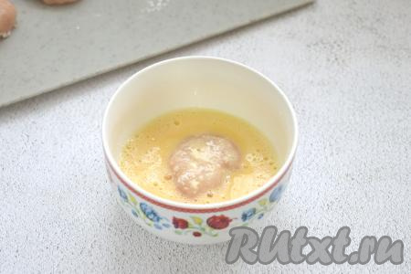 Затем каждую заготовку покрываем яичной смесью со всех сторон.