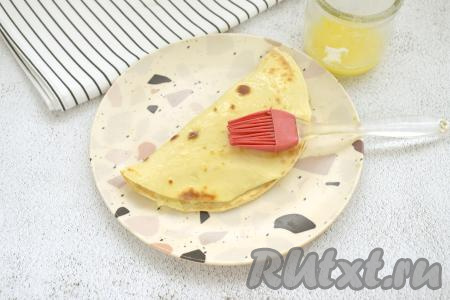 Накрываем картофельную начинку свободной стороной лепёшки, формируя кыстыбый. Растапливаем сливочное масло (я растопила в микроволновке). Горячий кыстыбый с картошкой щедро смазываем растопленным сливочным маслом с двух сторон, благодаря этому лепёшка станет нежной и мягкой. Постепенно жарим все лепёшки, а затем вкладываем в них начинку и обязательно смазываем горячие кыстыбыи растопленным маслом с двух сторон.&nbsp;