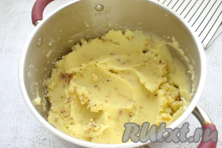 Перемешиваем картофельное пюре с луком, если нужно, подсаливаем и начинка для кыстыбыя готова.