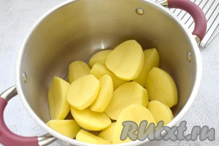 Вначале займёмся начинкой для кыстыбыя. Для этого очищенную картошку выкладываем в кастрюлю (я крупные картошины разрезала на несколько частей), заливаем полностью водой и ставим на сильный огонь. После закипания подсаливаем воду, уменьшаем огонь, отвариваем картофель до готовности (ориентировочно в течение 20-25 минут, готовые картошины будут легко прокалываться ножом). Убираем кастрюлю с готовой картошкой с огня. Сливаем из кастрюли в отдельную ёмкость примерно 100 миллилитров отвара, в котором варился картофель (этот отвар нам потребуется в дальнейшем). Оставшийся в кастрюле отвар выливаем (он нам не потребуется).&nbsp;