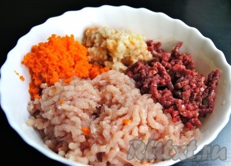 Приготовим фарш из мяса, моркови, лука, пропустив всё через мясорубку.