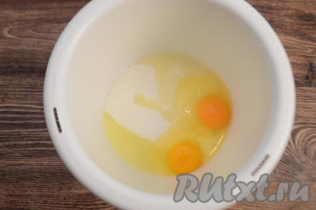 Оставить смесь кефира и манки постоять при комнатной температуре на 20-30 минут, чтобы манка хорошо набухла. По прошествии времени в чашу для взбивания миксером всыпать сахар, добавить яйца.