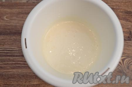 Взбить сахар и яйца миксером на максимальных оборотах в течение 5 минут. Масса в процессе взбивания посветлеет и немного увеличится в объёме.