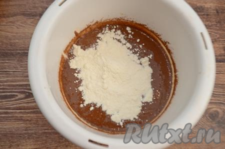 В получившуюся шоколадную массу всыпать весь разрыхлитель и 50 грамм муки, перемешать движениями лопатки снизу вверх, полностью вмешивая муку.&nbsp;