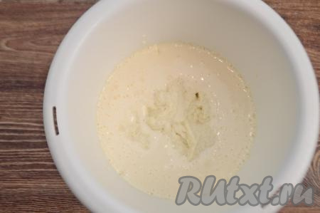 Во взбитую яичную массу выложить манку с кефиром.