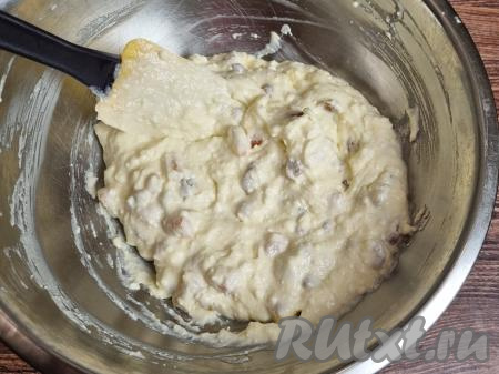 Перемешать творожную массу с сухофруктами до однородности.