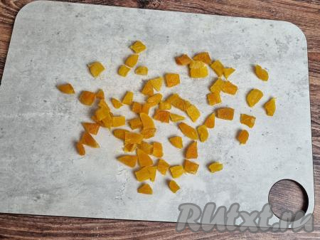 Обсохшую курагу нарезать на части, которые примерно должны быть равны размеру изюма.