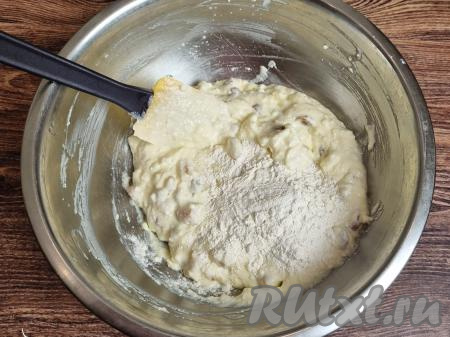 Затем всыпать в миску 1 столовую ложку муки.