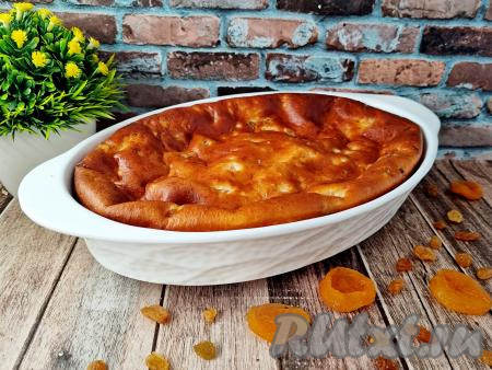 Во время выпечки творожная запеканка хорошо поднимается, но, когда вы её достанете из духовки, она опадёт достаточно быстро - это нормально для творожных запеканок с мукой. Дать запеканке немного остыть и можно нарезать её на кусочки.