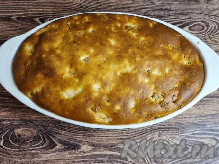 Творожную запеканку с курагой и изюмом выпекать в разогретой до 180 градусов духовке в течение 30-35 минут (до подрумянивания сверху).