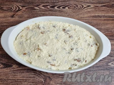 Форму для выпечки смазать изнутри (дно и бока) растительным маслом, выложить тесто, разровнять.