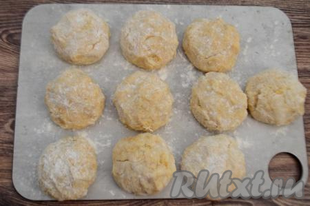 Сформированные&nbsp;рыбные котлеты с тыквой выкладывать на доску, припылённую мукой.