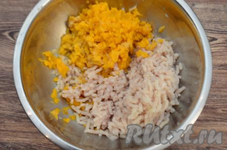 Пропустить рыбное филе через мясорубку в миску. Чтобы мелкие косточки, если они остались в рыбе, перемололись, я пропускаю рыбное филе через мясорубку дважды. 200 грамм тыквы, предварительно очищенной от кожуры и волокон с семечками, нарезать на части и пропустить через мясорубку в миску с рыбным фаршем. Очищенную луковицу пропустить через мясорубку в эту же миску.