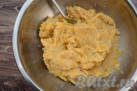 Перемешать получившийся тыквенно-рыбный фарш, не забывая посолить его по вкусу. Фарш должен получиться густым и вязким, если вдруг фарш получился жидковат, можно добавить ещё 0,5-1 столовую ложку манки и тщательно перемешать. Оставить фарш на 10 минут, чтобы манка набухла, затем ещё раз перемешать фарш.