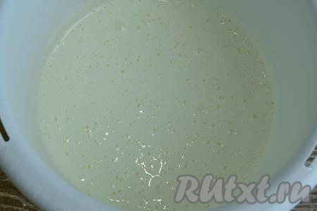 На максимальных оборотах миксера взбить яйца с сахаром в течение 5 минут. Яичная масса в процессе взбивания должна побелеть и увеличиться в объёме.&nbsp;