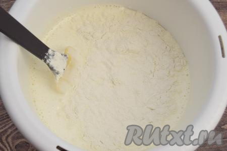 Всыпать 100 грамм просеянной муки, аккуратно вмешать муку в тесто движениями лопатки снизу вверх, при этому стараясь не сбить воздушность теста.