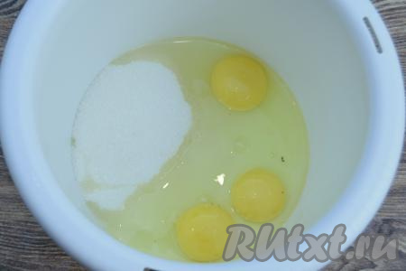 Пока сода гасится в кефире, взобьём яйца. Для этого в чашу для взбивания нужно вбить яйца, всыпать сахар.