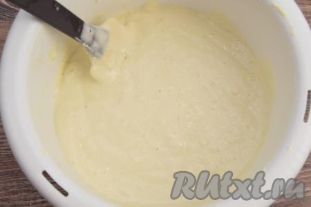 Постепенно подсыпая оставшуюся просеянную муку и хорошо вмешивая её, замесить воздушное, однородное бисквитное тесто, которое по консистенции будет напоминать сметану средней жирности. В зависимости от жирности кефира, качества муки, размера яиц, может понадобиться немного больше или меньше муки, чем указано в ингредиентах, я советую, добавляя небольшими частями муку и полностью вмешивая её, контролировать консистенцию замешиваемого теста. 