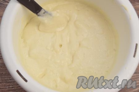 Аккуратно вмешать бананы в тесто, стараясь не сбить воздушность бисквитного теста, но при этом равномерно распределяя бананы по всему тесту.