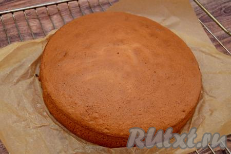 Шарлотку с бананами, замешанную на кефире, выпекать в разогретой до 180 градусов духовке в течение 45-50 минут. Готовность выпечки нужно проверить сухой деревянной лучинкой (или зубочисткой), для этого проткните центр пирога, если лучина (или зубочистка) будет сухой, значит шарлотка готова. Достать форму с готовым пирогом из духовки. Дать выпечке 5 минут остыть в форме, затем вынуть из формы, переложить на решётку и оставить до полного остывания.