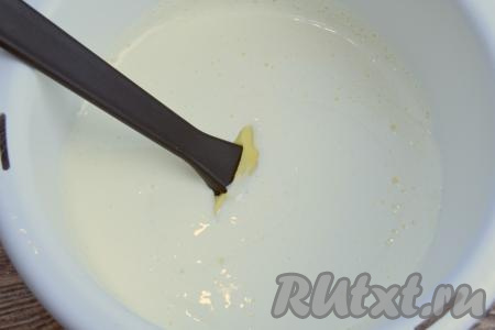 К яйцам, взбитым с сахаром, влить смесь кефира и соды, сразу перемешать яично-кефирную смесь до однородности лопаткой (или столовой ложкой).&nbsp;