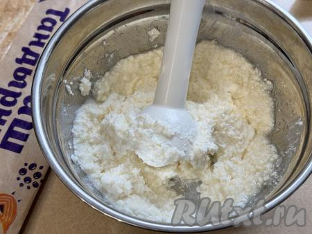 Пробить творог с сахаром и белком погружным блендером до однородности, после этого творожная начинка будет готова.