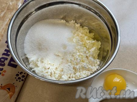 Яйцо аккуратно разделить на белок и желток. Для получения начинки нужно в миске соединить творог, сахар и яичный белок (желток нам понадобится для смазывания рулета).&nbsp;