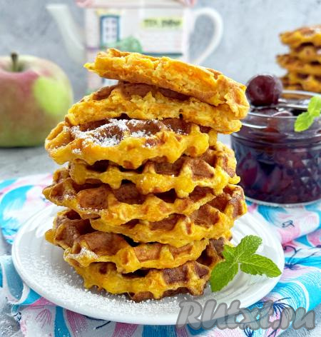 Вот так достаточно просто и быстро можно испечь в вафельнице нежные, мягкие, пышные морковно-яблочные вафли. К столу я предпочитаю подавать их тёплыми.