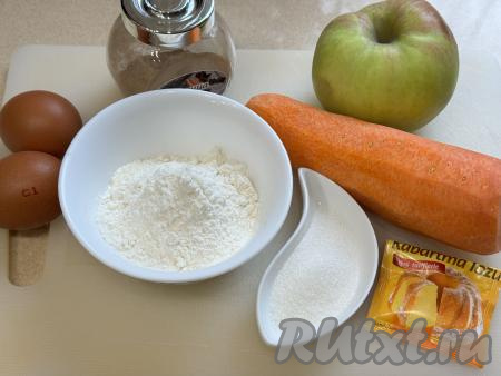 Подготовить продукты для приготовления морковно-яблочных вафель в вафельнице. Морковь почистить. Яблоко вымыть.