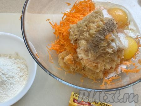 В миску с морковью и яблоками добавить яйца, сахар и корицу.