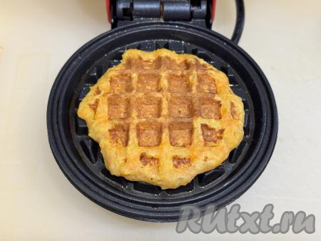 Закрыть вафельницу, выпекать вафлю из моркови и яблока&nbsp;до золотистого цвета. Время выпечки зависит от мощности вашей вафельницы. Готовую вафлю переложить на тарелку. Периодически перемешивая тесто и смазывая створки вафельницы маслом по мере необходимости, постепенно испечь все вафли (у меня получились 12 морковно-яблочных вафель).