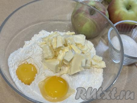 Яйца разделить на белки и желтки. Добавить желтки в миску с маслом и сухими ингредиентами. Белки отложить в сторону, они нам понадобятся для приготовления суфле.