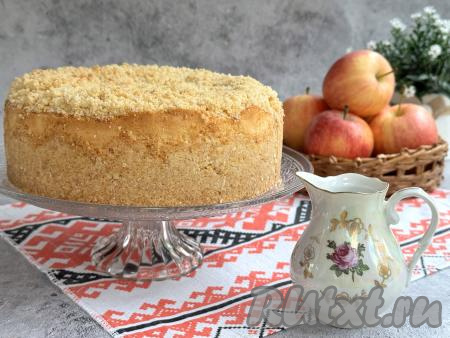 Переложить яблочный пирог с суфле&nbsp;на плоскую тарелку и можно подавать к столу.