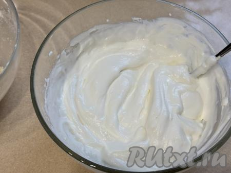 Столовой ложкой во взбитые белки аккуратно вмешать сметану и крахмал,&nbsp;стараясь не сбить воздушность белков. Сметанное суфле должно получиться очень воздушным, однородным.