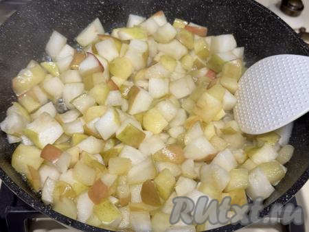 Томить яблоки минут 10 (яблочки должны стать мягкими, но при этом сохранить форму), периодически перемешивая. Снять сковороду с огня, дать яблочной начинке остыть.