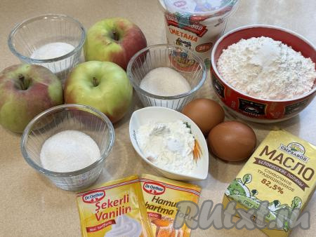 Подготовить продукты для приготовления яблочного пирога с суфле из сметаны.