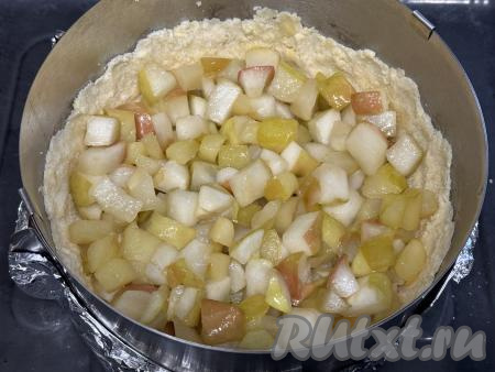 Выложить в форму с песочной основой пирога остывшую яблочную начинку.