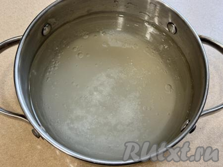 В эту же кастрюлю влить уксус и растительное масло. Перемешать получившийся маринад, поставить кастрюлю на сильный огонь. После закипания воды, уменьшив огонь, проварить маринад 2-3 минуты (до полного растворения сахара).