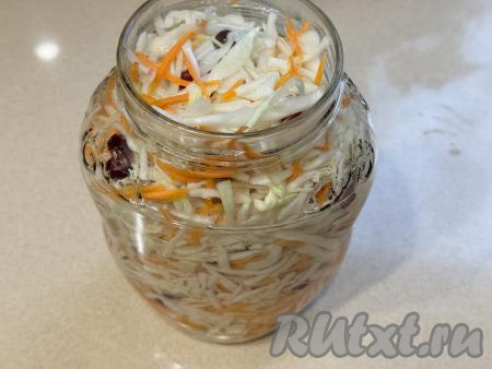 Капусту с морковью и клюквой выложить в банку (я взяла банку объёмом 2 литра), влить очень горячий маринад. Оставить банку на кухонном столе до полного остывания.&nbsp;