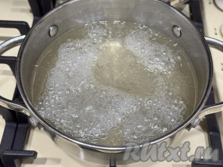 После того как маринад проварится 2-3 минуты с момента закипания, убрать его с огня.&nbsp;