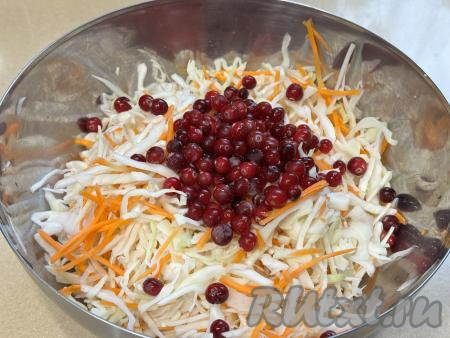 Перемешать капусту с морковью, добавить клюкву.&nbsp;