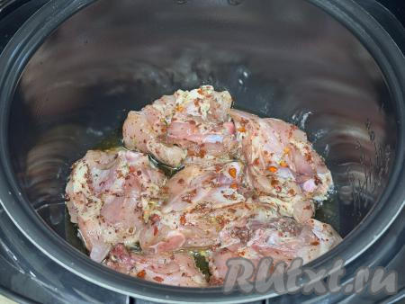 Влить в чашу мультиварки растительное масло, выставить режим "Жарка" на 20 минут, выложить куриные бёдра.