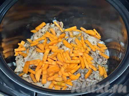 К бёдрышкам, обжаренным с луком, добавить морковь, нарезанную на достаточно тонкие брусочки (или натёртую на крупной тёрке), аккуратно перемешать, обжарить в течение 5 минут, иногда помешивая.