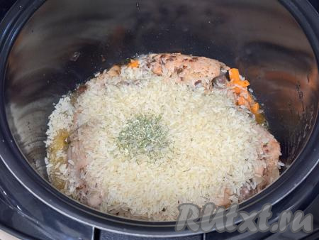 Всыпать рис в чашу мультиварки, добавить специи и соль.