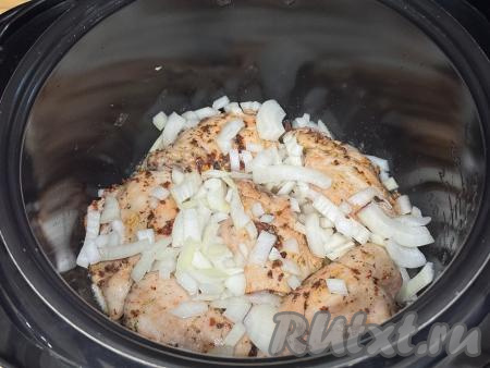 Обжарить бёдрышки, не закрывая крышку мультиварки, с двух сторон в течение 10 минут. Затем добавить мелко нарезанный лук, обжаривать 5 минут, периодически перемешивая.