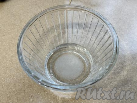 По желанию сваренный рис можно заправить рисовым уксусом. Я вместо рисового уксуса взяла 2 столовых ложки столового 9% уксуса, влила в небольшую ёмкость, добавила щепотку сахара и соли, тщательно перемешала (до полного растворения кристаллов сахара и соли), получившуюся заправку добавила к рису, перемешала.