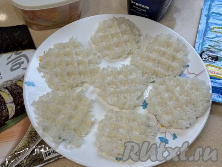 Постепенно испечь все рисовые заготовки для суши, не забывая периодически смазывать створки вафельницы маслом. Готовые заготовки для суши выложить на плоскую тарелку в один слой, дать остыть.&nbsp;Всего получились 7 рисовых суши-вафель.